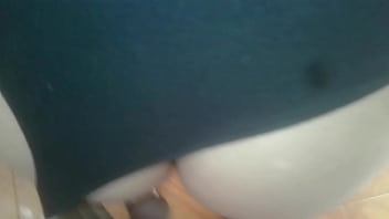 La grabó mientras cocina