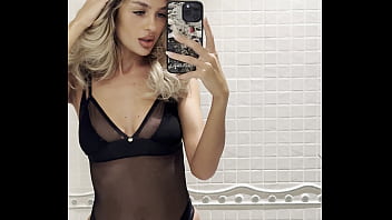 Horny girl fills up her pussy with creampie using huge toy