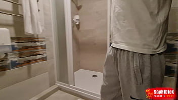 Typ Filmt Ihn Beim Pinkeln In Die Toilette thumbnail