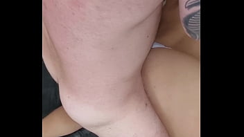 Enquanto marido viaja esposa vagabunda chama o amante pra meter e gravar a foda no sofá