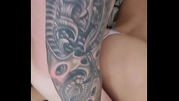 Enquanto marido viaja esposa vagabunda chama o amante pra meter e gravar a foda no sofá