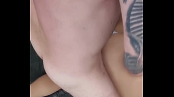 Enquanto marido viaja esposa vagabunda chama o amante pra meter e gravar a foda no sofá