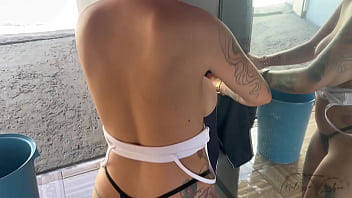Começou na varanda de casa estava só de calcinha com os vizinhos me vendo fazer uma loucura proibida
