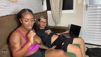 Jovens estudantes deixam de estudar para fuder no sofá da sala