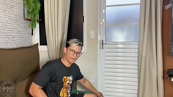 Jovens estudantes deixam de estudar para fuder no sofá da sala