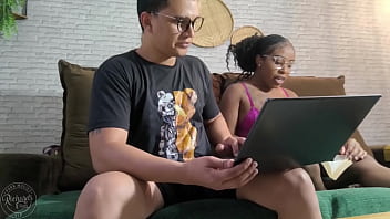 Jovens estudantes deixam de estudar para fuder no sofá da sala