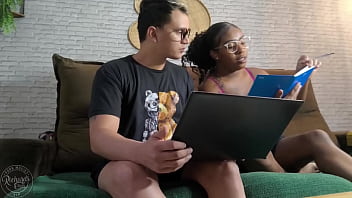 Jovens estudantes deixam de estudar para fuder no sofá da sala