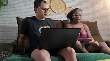 Jovens estudantes deixam de estudar para fuder no sofá da sala