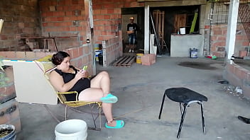 Le ordeño sus enormes tetas