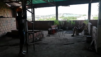 Le ordeño sus enormes tetas