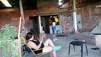 Le ordeño sus enormes tetas