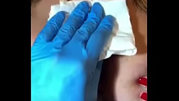 Loira com os peitos enorme mostrando sua tatuagem sem timidez Loira com os peitos enorme mostrando sua tatuagem sem timidez
