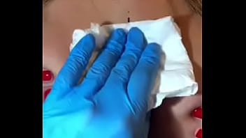 Loira com os peitos enorme mostrando sua tatuagem sem timidez Loira com os peitos enorme mostrando sua tatuagem sem timidez