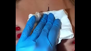 Loira com os peitos enorme mostrando sua tatuagem sem timidez