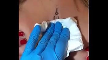 Loira com os peitos enorme mostrando sua tatuagem sem timidez