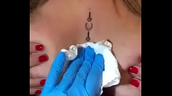 Loira com os peitos enorme mostrando sua tatuagem sem timidez