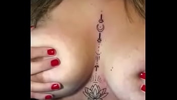 Loira com os peitos enorme mostrando sua tatuagem sem timidez