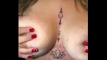 Loira com os peitos enorme mostrando sua tatuagem sem timidez Loira com os peitos enorme mostrando sua tatuagem sem timidez