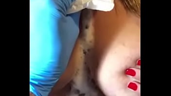 Loira com os peitos enorme mostrando sua tatuagem sem timidez