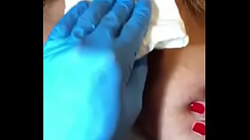 Loira com os peitos enorme mostrando sua tatuagem sem timidez