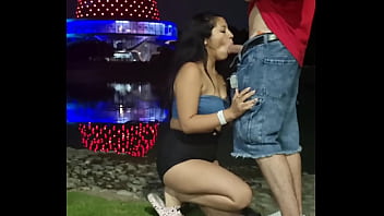 Turra me hace un pete al aire libre