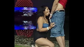 Turra me hace un pete al aire libre