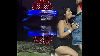 Turra me hace un pete al aire libre