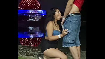 Turra me hace un pete al aire libre