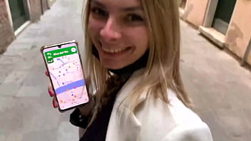 Ho rimorchiato una turista a venezia l'ho portata nella mia stanza d'hotel dove mi ha succhiato il cazzo e si e' fatta scopare mentre la sculacciavo e le tenevo il collo Ho rimorchiato una turista a venezia l'ho portata nella mia stanza d'hotel dove mi ha succhiato il cazzo e si e' fatta scopare mentre la sculacciavo e le tenevo il collo