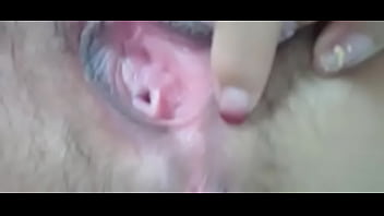 小母 掰开骚逼要我射进去