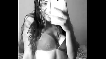 Luciiaaaa baila en la habitacion