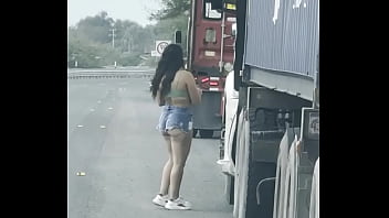 Buscaba Hacer Travesuras De Exhibicionismo En La Carretera Coqueteando Con Traileros Mientras Mi Novio Grababa Mi Shortcito thumbnail