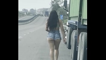 Buscaba Hacer Travesuras De Exhibicionismo En La Carretera Coqueteando Con Traileros Mientras Mi Novio Grababa Mi Shortcito thumbnail