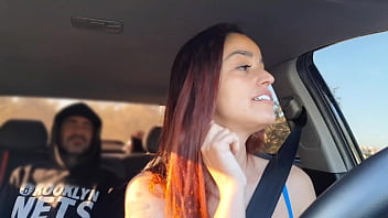 Motorista de app safada pegou passageiro se masturbando por trás e fudeu com ele sem camisinha