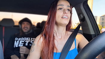 Motorista de app safada pegou passageiro se masturbando por trás e fudeu com ele sem camisinha