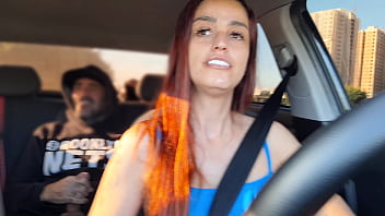Motorista de app safada pegou passageiro se masturbando por trás e fudeu com ele sem camisinha