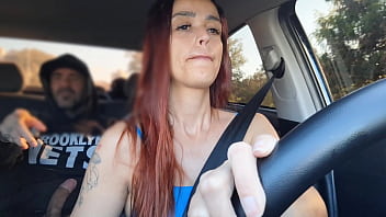 Motorista de app safada pegou passageiro se masturbando por trás e fudeu com ele sem camisinha