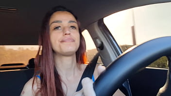 Motorista de app safada pegou passageiro se masturbando por trás e fudeu com ele sem camisinha