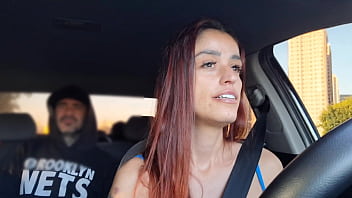 Motorista de app safada pegou passageiro se masturbando por trás e fudeu com ele sem camisinha