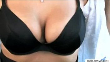 Secrétaire fait un strip tease au 4