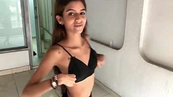 Mi hermanastra me da la bienvenida a la casa de nuestros padres y terminamos follando historia completa