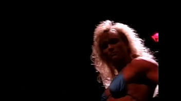 Blonde milf tonya knight flexes thick muscles onstage
