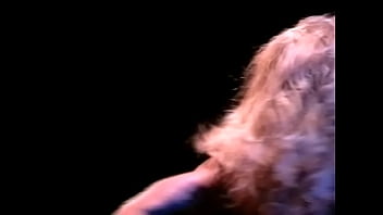 Blonde milf tonya knight flexes thick muscles onstage