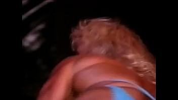 Blonde milf tonya knight flexes thick muscles onstage