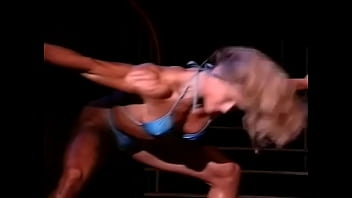 Blonde milf tonya knight flexes thick muscles onstage