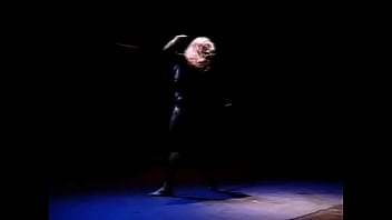 Blonde milf tonya knight flexes thick muscles onstage