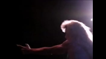 Blonde milf tonya knight flexes thick muscles onstage
