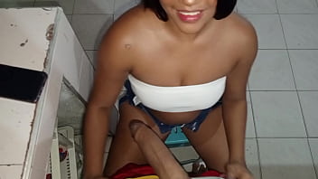 Hermosa inquilina baja del segundo a bailar sus bailes del tiktok y al final la sedusco y follamos bien rico