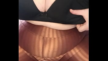 Madrasta nota que calça rasgou em academia mas estava sem calcinha vídeos deixe nos comentários