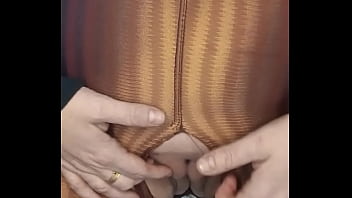 Madrasta nota que calça rasgou em academia mas estava sem calcinha vídeos deixe nos comentários